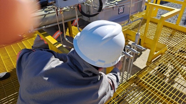 Técnico da TKS em serviço de campo em plataforma industrial