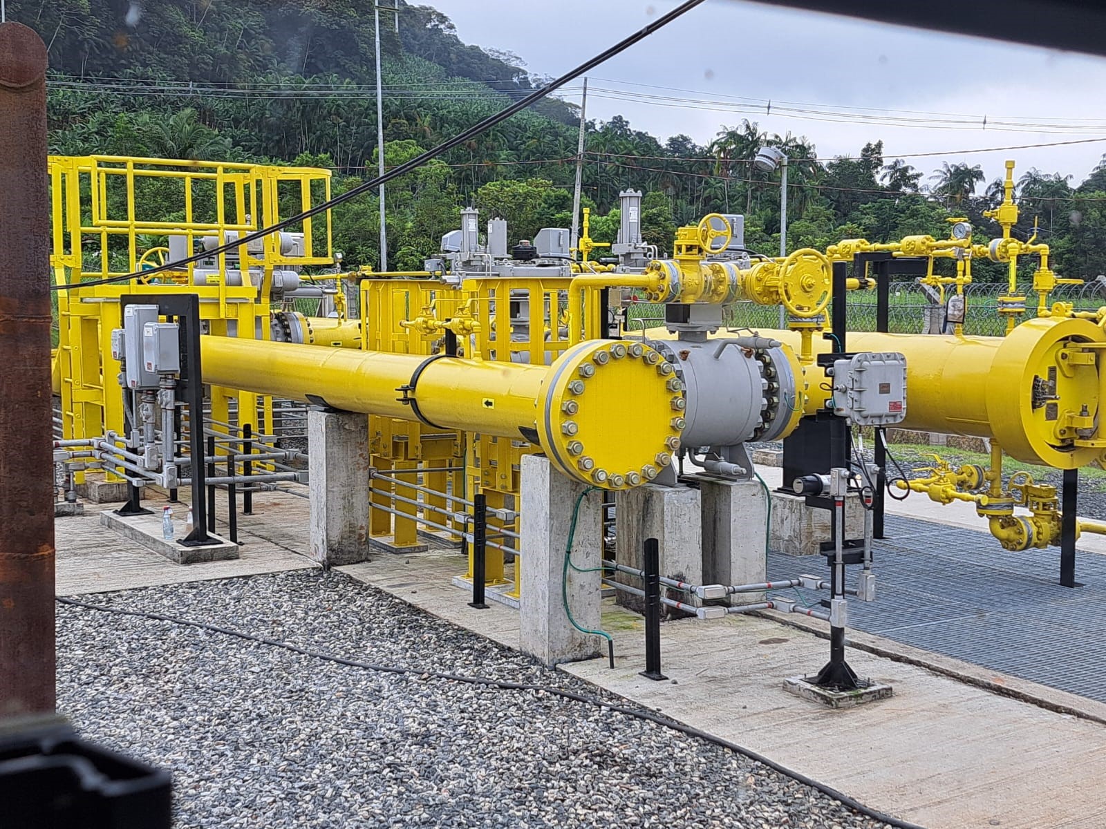 Estação de gás com tubulação amarela, válvulas e atuadores industriais